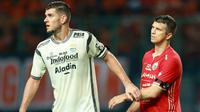 Pemain Persib Bandung, Nick Kuipers (kiri), menjaga pemain Persija Jakarta, Ondrej Kurdela, dalam dalam laga tunda pekan ke-28 BRI Liga 1 2022/2023 yang berlangsung di Stadion Patriot Candrabhaga, Jumat (31/3/2023). (Bola.com/M Iqbal Ichsan)