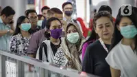 Sejumlah penumpang menggunakan masker saat antre memasuki kereta Mass Rapid Transit (MRT) di Stasiun Bundaran HI Jakarta, Selasa (3/3/2020). Penumpang dengan gejala demam tinggi dilarang masuk dan menggunakan MRT sebagai upaya pencegahan penyebaran virus corona Covid 19. (Liputan6.com/Faizal Fanani)