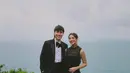 Sementara itu, Sheila Dara tampil menawan dalam off-shoulder tulle midi dress berwarna hitam, dipadukan dengan heels warna silver. Tatanan rambut updo yang sederhana semakin menambah kesan anggun pada penampilannya. [@vidialdiano].