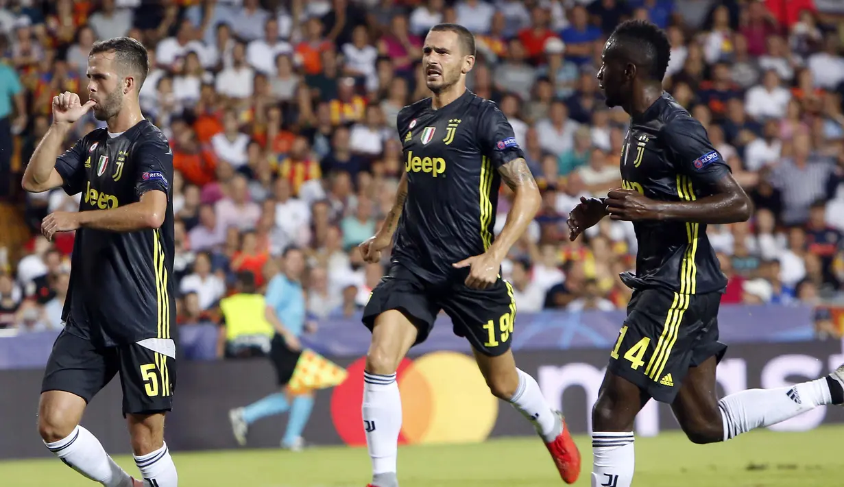 Gelandang Juventus, Miralem Pjanic, melakukan selebrasi usai membobol gawang Valencia pada laga Liga Champions di Stadion Mestalla, Valencia, Rabu (19/9/2018). Juventus menang 2-0 atas Valencia. (AP/Alberto Saiz)