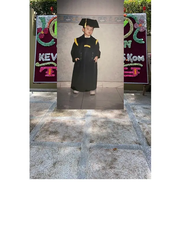 Pria Ini Minta Edit Foto Kakaknya di Depan Papan Bunga, 7 Hasilnya Kocak Abis