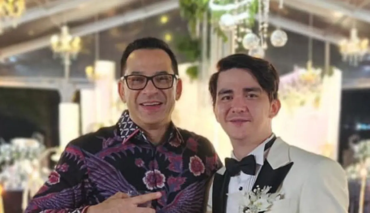Terlihat Ariwibowo menjadi salah satu tamu artis yang hadir di pernikahan Christ dan Marcella. Tampa Ariwibowo pun mengenakan batik. [@ariwibowo_official]