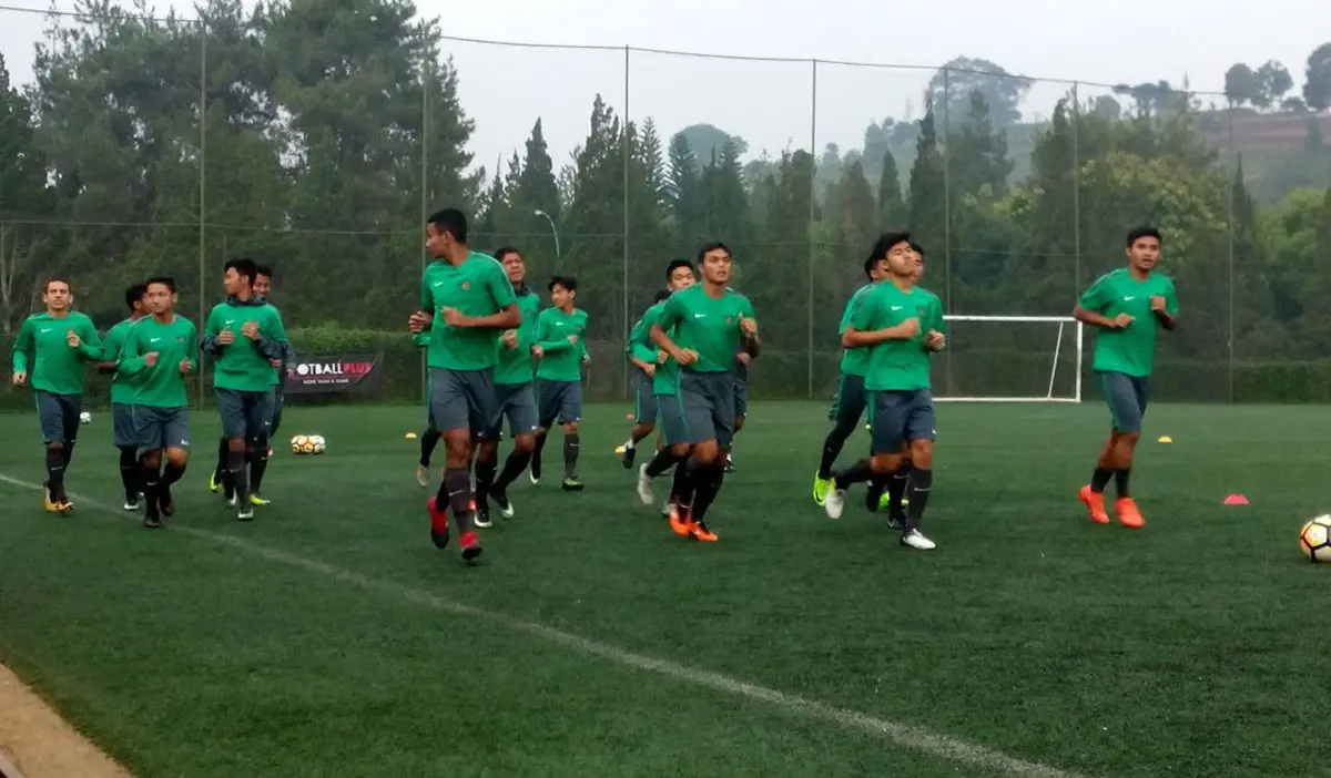 Timnas Indonesia U-19 saat berlatih pagi hari di Lembang, Jabar, Selasa (24/10/2017). (Bola.com/Muhammad Ginanjar)