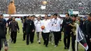Presiden Joko Widodo (tengah) bersiap melempar bola saat pembukaan turnamen Piala Presiden 2017 di Stadion Maguwoharjo, Sleman, Sabtu (4/2). Sekitar 31.000 penonton menyaksikan laga pembuka turnamen Piala Presiden 2017. (Liputan6.com/Helmi Fithriansyah)