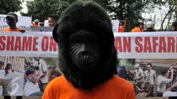 Peserta aksi memakai topeng orang utan di depan Kementrian Lingkungan Hidup dan Kehutanan (LHK), Jakarta, Jumat (2/10). Mereka mendesak Menteri LHK untuk stop eksploitasi orang utan di Taman Safari. (Liputan6.com/Johan Tallo)