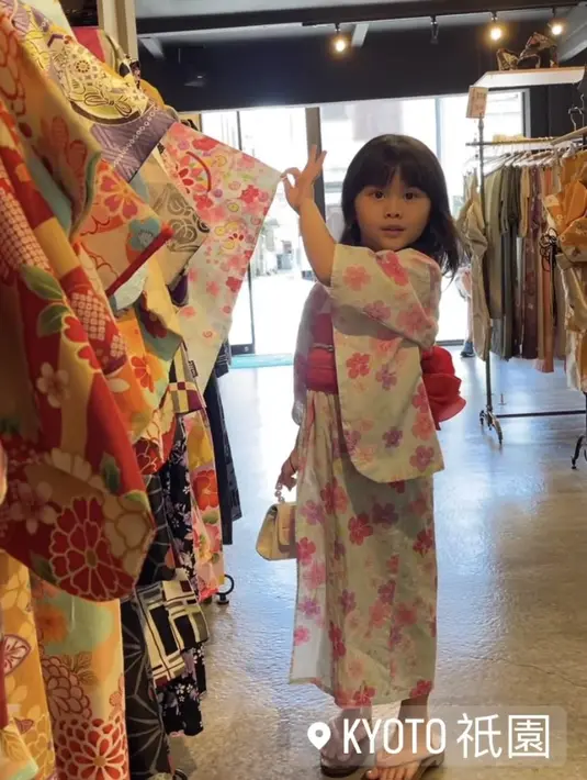 Bridgia yang kini berusia enam tahun begitu menggemaskan saat memilih milih kimono di Kyoto. 
 (@septriasaacha)