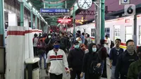 Calon penumpang bergegas pindah peron di Stasiun Manggarai, Jakarta, Senin (13/4/2020). Seiring dengan pemberlakuan PSBB di DKI Jakarta, PT KCI membatasi operasional KRL dari pukul 06.00 WIB hingga 18.00 WIB dengan jumlah penumpang 60 orang di setiap gerbongnya. (Liputan6.com/Helmi Fithriansyah)