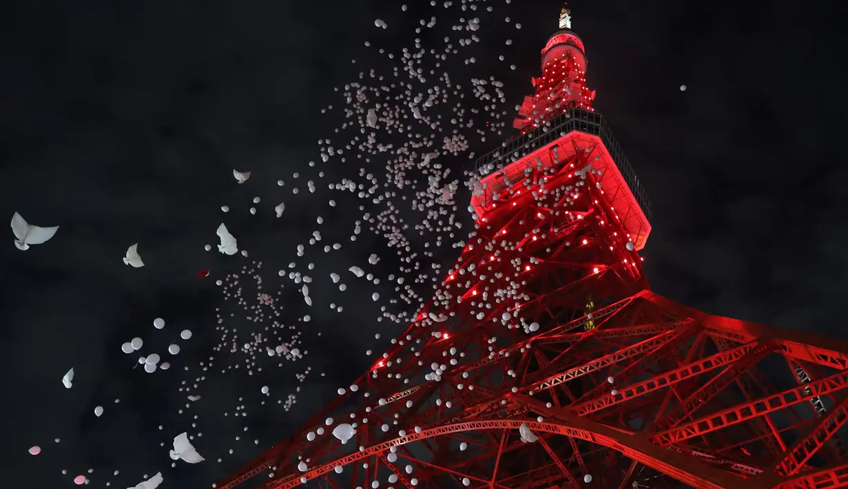 Menara Tokyo tampak dihiasi cahaya berwarna merah dalam rangka menyambut Tahun Baru Imlek di Tokyo, Jepang, pada 24 Januari 2020. Menara Tokyo dihiasi cahaya berwarna merah pada Jumat (24/1) untuk merayakan datangnya Tahun Tikus China yang jatuh pada 25 Januari 2020. (Xinhua/Du Xiaoyi)