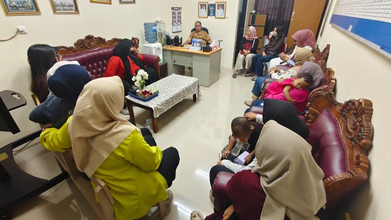Orang tua siswa SDN Tanah Baru 3 bersama pihak sekolah melakukan mediasi terkait kisruh pengadaan seragam sekolah. (Istimewa)