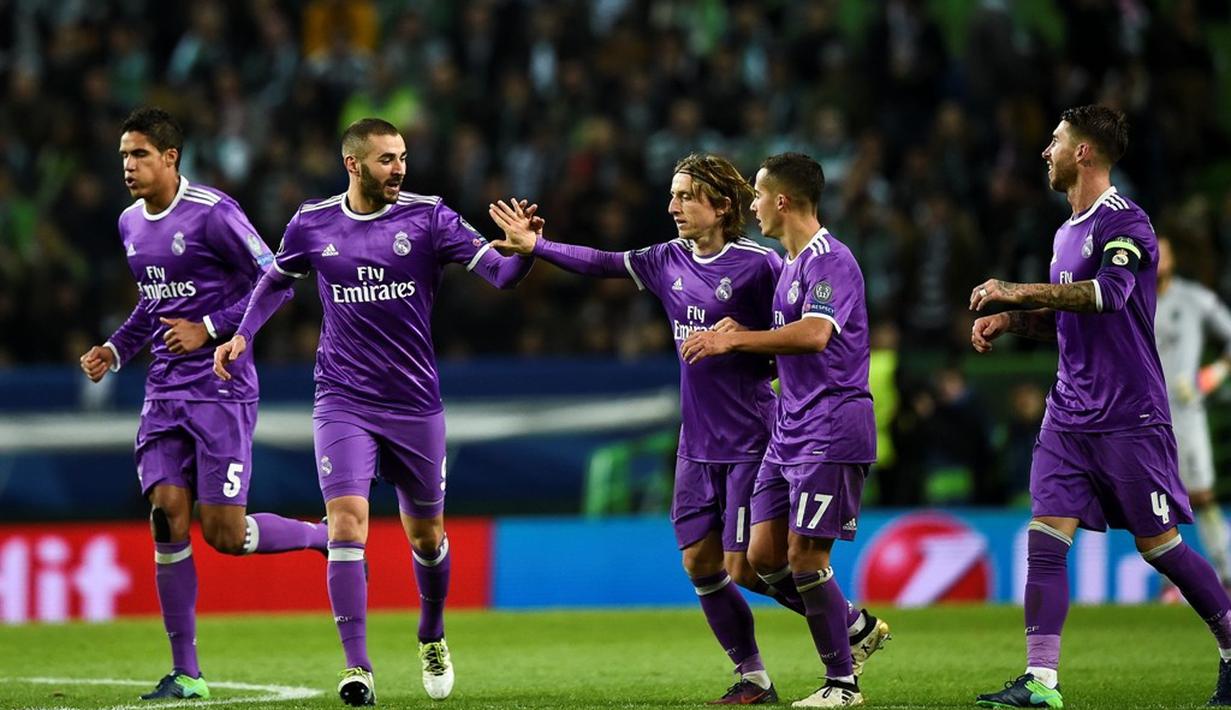 Pemain Real Madrid merayakan gol kedua ke gawang Sporting CP yang dicetak Karim Benzema pada laga kelima Grup F Liga Champions di Estadio Jose Alvalade, Selasa (22/11/2016). (AFP/ Patricia De Melo Moreira)