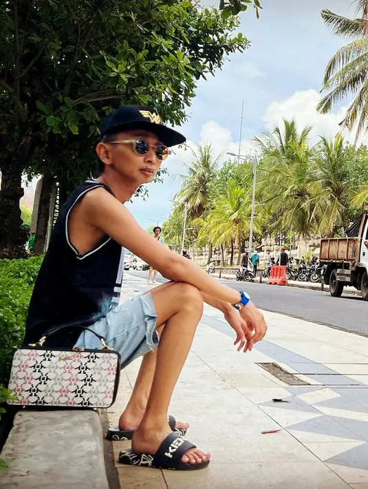 <p>Setelah lama tak terlihat di layar kaca, pria yang sewaktu kecil bercita-cita sebagai insinyur sipil itu menekuni dunia barunya sebagai DJ atau Disc Jockey. [Instagram/omokucrut]</p>