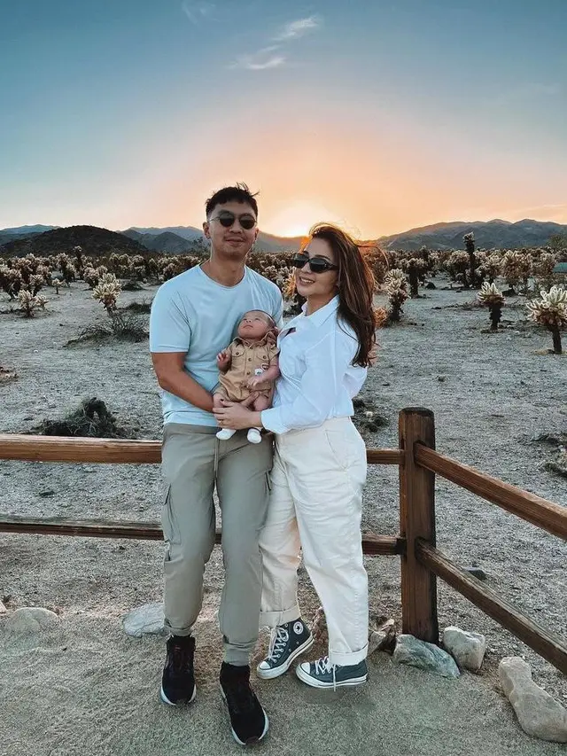 7 Gaya Nikita Willy Ajak Baby Izz Wisata ke Gurun, Simpel Tapi Tetap Stylish