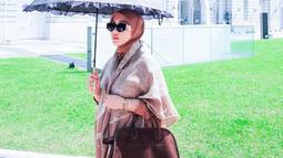 Sebelum diumumkan, Syahrini memang sempat bungkam meski banyak warganet yang telah menduga kalau dirinya hamil. Agar baby bump-nya tidak terlihat, pelantun lagu 'Sesuatu' itu selalu menutupinya dengan sebuah benda, seperti saat memakai selendang ini. (Liputan6.com/IG/@princessyahrini)