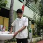 Petugas membersihkan tempat cuci tangan di SD Negeri Kota Bambu 03/04, Jakarta, Sabtu (21/11/2020). Pemerintah pusat memberikan kewenangan pemerintah daerah membuka sekolah dan melakukan pembelajaran tatap muka pada semester genap tahun ajaran 2020/2021. (Liputan6.com/Faizal Fanani)