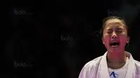 Karateka Indonesia, Srunita Sari, menangis usai berhasil mengalahkan karateka Thailand, Paweena Raksachart, pada cabang karate di KLCC, Kuala Lumpur, Selasa (22/8/2017). Srunita berhasil meraih emas untuk Indonesia. (Bola.com/Vitalis Yogi Trisna)
