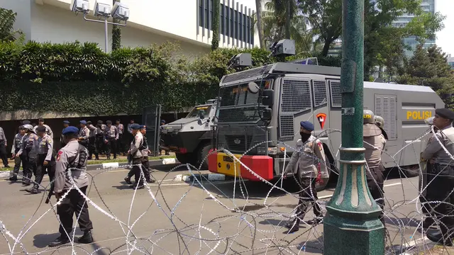 Polisi menghalau buruh dengan dua kendaraan taktis
