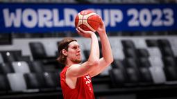 Pebasket Kanada, Kelly Olynyk menembak bola saat melakukan latihan menjelang laga Piala Dunia FIBA 2023 melawan Prancis di Indonesia Arena, Senayan, Jakarta, Kamis (24/08/2023). (Bola.com/Bagaskara Lazuardi)