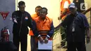 Setelah dilakukan pemeriksaan intensif selama 1x24 jam, KPK menetapkan empat orang tersangka termasuk Bupati Pati Sudewo. Tampak dalam foto, Bupati Pati, Sudewo (tengah) dikawal petugas usai menjalani pemeriksaan intensif di Gedung Merah Putih Komisi Pemberantasan Korupsi (KPK), Jakarta, Selasa (20/1/2026). (Liputan6.com/Helmi Fithriansyah)