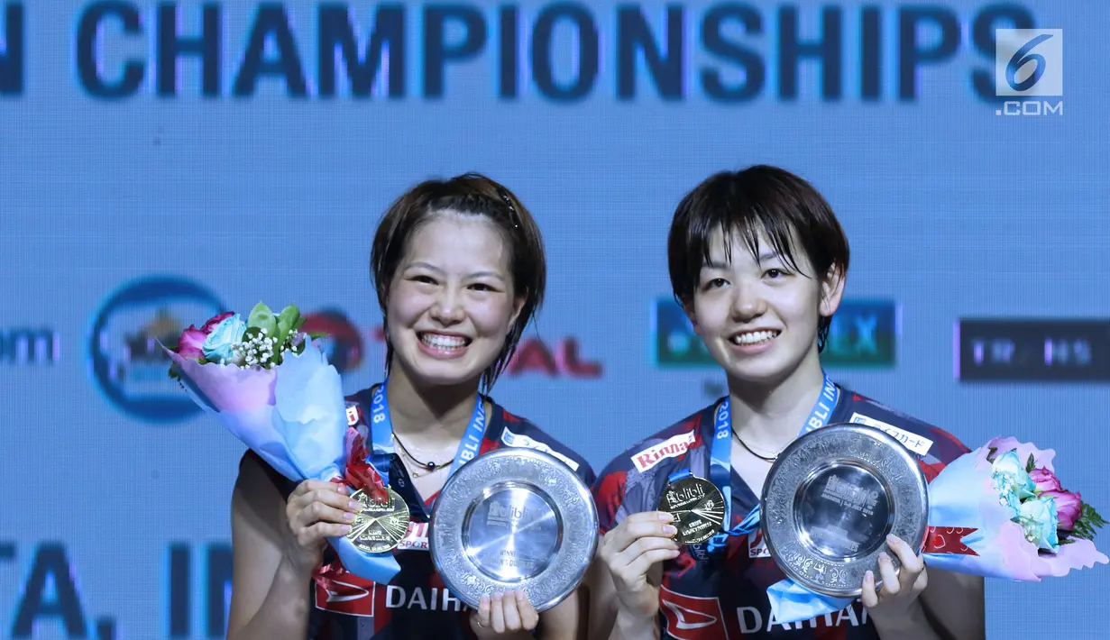 Ganda putri Jepang, Yuki Fukushima/Sayaka Hirota usai mengalahkan Mayu Matsumoto/Wakana Nagahara di Final Indonesia Open 2018 di Istora GBK, Jakarta, Minggu (8/7). Yuki/Sayaka menang 21-14, 16-21, 21-14. (Liputan6.com/Helmi Fithriansyah)