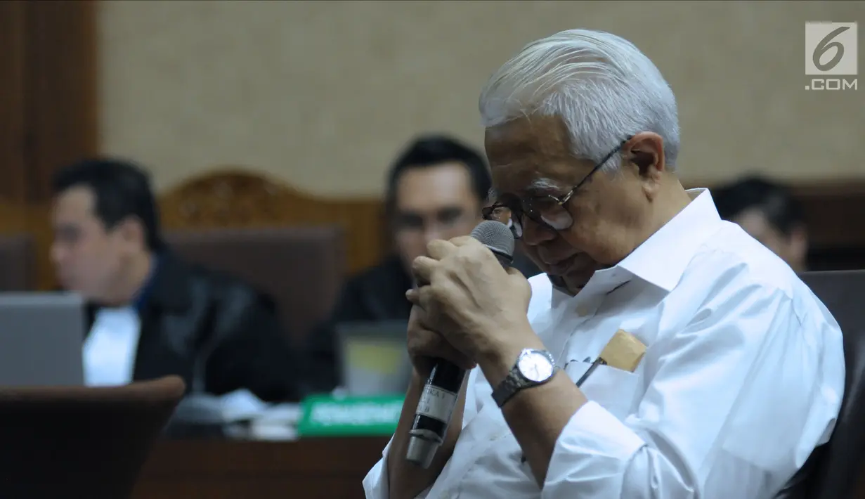 Mantan Menteri Keuangan, Bambang Subianto bersiap menjawab pertanyaan pada sidang lanjutan penerbitan SKL terhadap obligor BLBI dengan terdakwa Syafruddin Arsyad Temenggung di Pengadilan Tipikor, Jakarta, Rabu (6/6). (Liputan6.com/Helmi Fithriansyah)