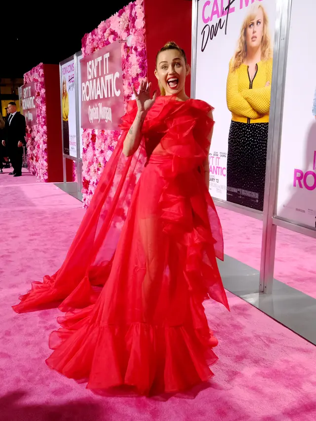 Miley Cyrus Tampil Memesona di Pemutaran Film Isn't It Romantic