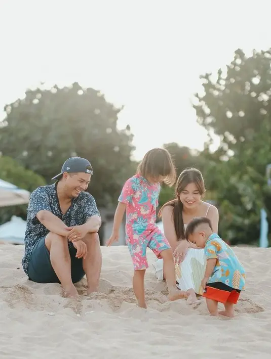Terlebih ia juga berhasil mempertahankan bentuk tubuh langsingnya usai melahirkan dua anak. Nggak heran jika ia juga menjadi salah satu selebriti yang dijuluki sebagai hot mama.(instagram.com/chelseaoliviaa)