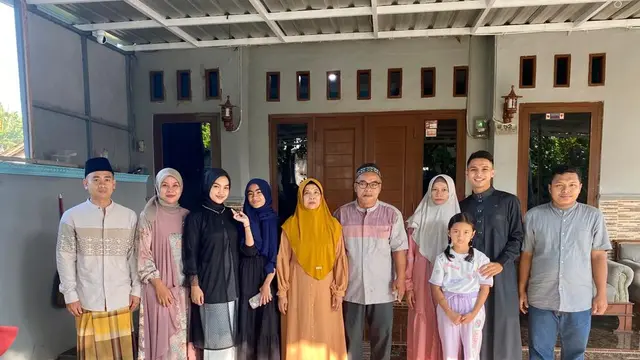 Foto Irkham Zahrul Mila dan Keluarga
