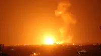 Sebuah bola api membubung setelah serangan udara di Khan Yunis, Jalur Gaza, Palestina, 23 Agustus 2021. Israel melancarkan serangan udara terhadap Gaza. (SAID KHATIB/AFP)