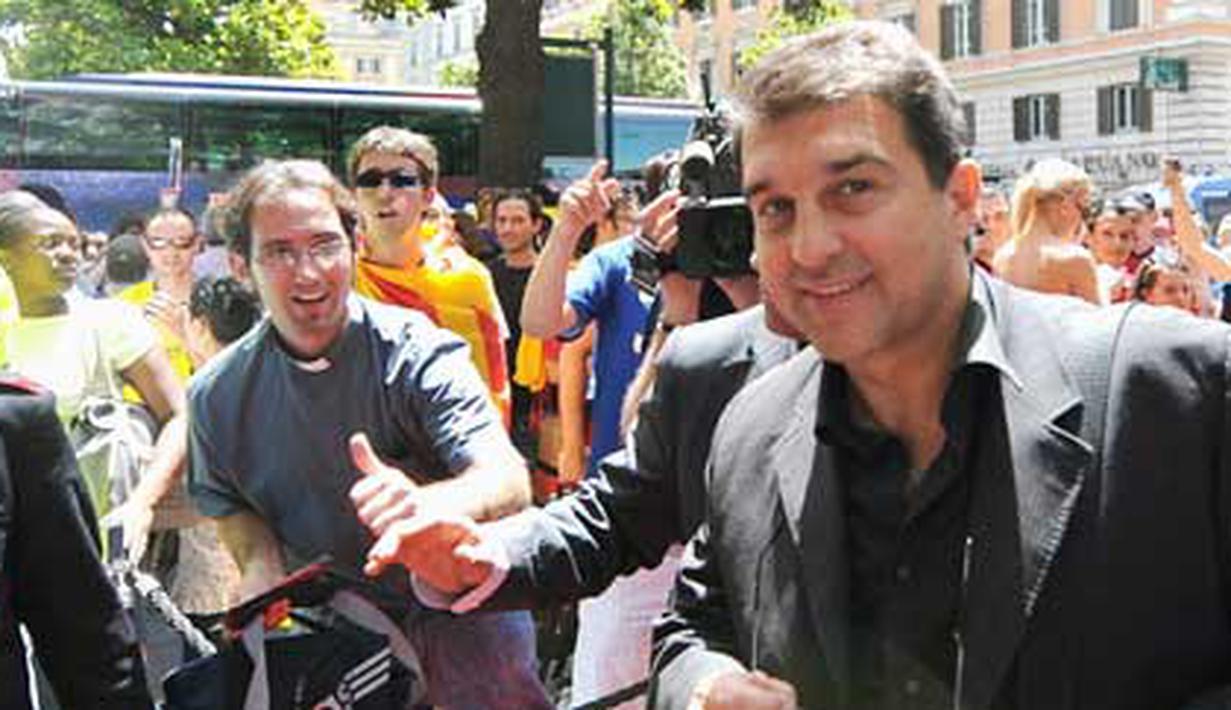 Barcelona&acute;s president Joan Laporta walks to the hotel upon his team&#039;s arrival in Rome on May 26, 2009 on the eve of the UEFA Champions League final opposing FC Barcelona to Manchester United. AFP PHOTO/ALBERTO PIZZOLI
