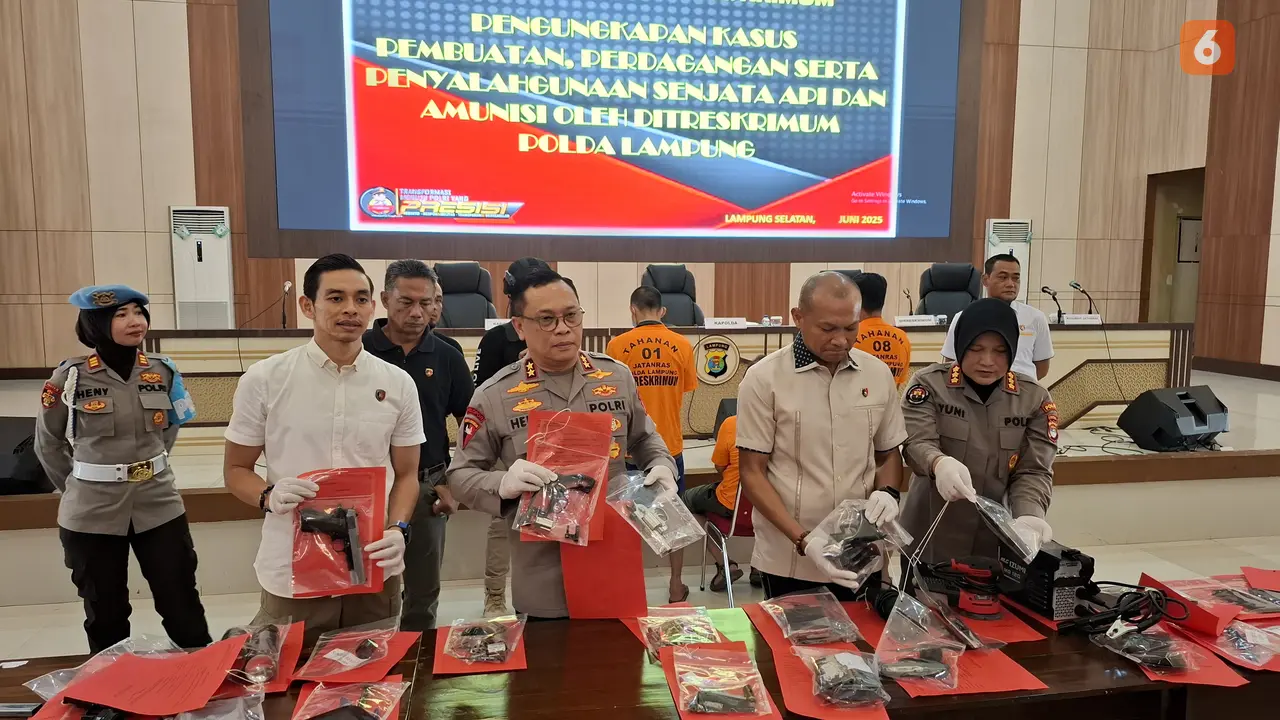 Sejumlah senjata api rakitan dan ribuan amunisi berhasil diungkap Polda Lampung. Foto : (Liputan6.com/Ardi).