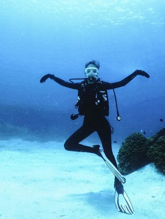 Widika Sidmore pun banyak bergaya saat berada di bawah laut. Widika yang sadar kamera selalu bertingkah lucu menandakan ia sangat ceria saat diving. Gaya Widika ini bahkan disebut netizen mirip gerakan karate. (Liputan6.com/IG/@wdkds)
