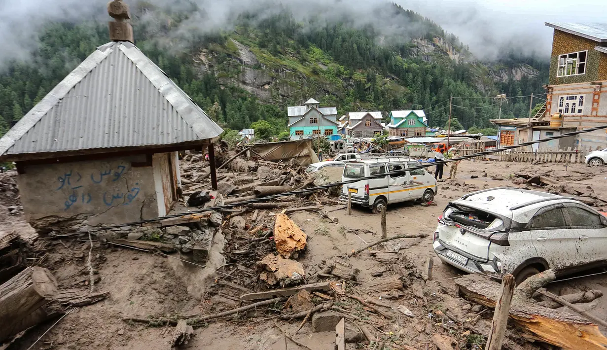 Banjir bandang ini melanda sebagian besar kawasan pegunungan Himalaya di wilayah Kashmir yang dikelola India. (Mir Imran/AFP)