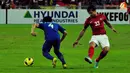 Pemain Timnas Tonnie Harry Cusell berduel dengan pemain Laos, Ketsada Souksavanh dalam laga Piala AFF Suzuki 2012, di Stadion Bukit Jalil, Kuala Lumpur, Malaysia. Kamis, 25/11/2012. Pertandingan Berakhir seri 2-2.