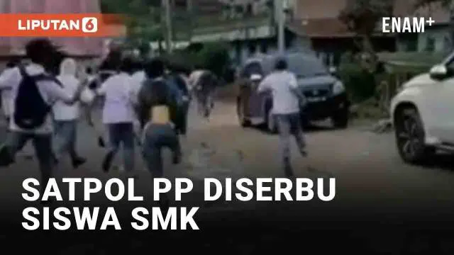 Viral personil Satpol PP diserbu siswa SMK di Kabupaten Karo, Sumut (8/11/2022). Berawal dari Satpol PP yang dilempari batu oleh puluhan siswa saat pulang patroli razia pedagang kaki lima (PKL). Saat berusaha mengejar pelaku penyerangan ke dalam seko...