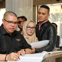 Selain memenuhi panggilan dari penyidik, kedatangan pemeran sinetron Tarzan Cantik beserta suami dan kuasa hukumnya itu juga sekaligus mempertanyakan status tersangka yang disandangnya. (Adrian Putra/Bintang.com)