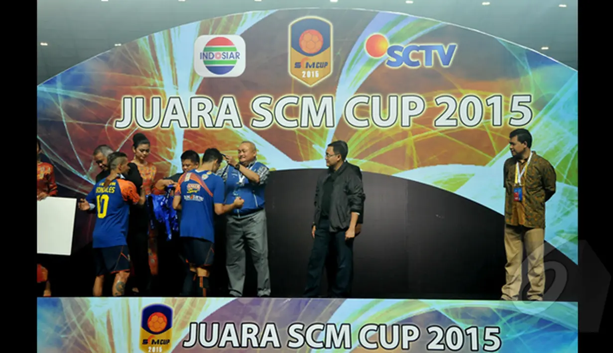 Gubernur Sumatera Selatan, Alex Noerdin (ketiga dari kanan) mengalungkan medali kepada pemain Arema Cronus di Stadion Jakabaring,Selasa (27/1/2015). Arema Cronus unggul 1-0 atas Sriwijaya FC. (Liputan6.com/Johan Tallo)