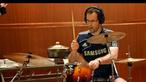 Inilah aksi Petr Cech menggebuk drum saat meng-cover lagu dari Rihana yang berjudul Cheers.