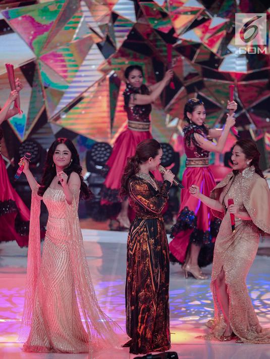 Pedangdut Dewi Perssik (kiri), Siti Badriah (kanan), dan  Zaskia Gotik (tengah) bergoyang saat tampil dalam Indonesian Dangdut Awards 2018 di Jakarta, Jumat (12/10). Mereka membawakan lagu Bintang Pentas, Bara Bere, dan Tarik Selimut. (Faizal Fanani)