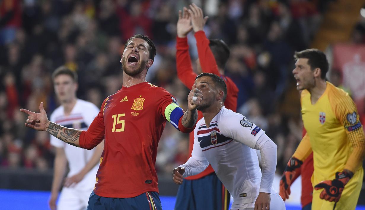 Bek Spanyol, Sergio Ramos, berteriak saat melawan Norwegia pada laga Kualifikasi Piala Eropa 2020 di Stadion Mestalla, Valencia, Sabtu (23/3). Spanyol menang 2-1 atas Norwegia. (AFP/Jose Jordan)