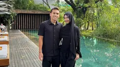 Pertama kali rayakan ulang tahun bareng suami, kebahagiaan terpancar jelas di wajah Adiba Khanza. Adiba mendapatkan buket bunga dan kue ulang tahun dengan tulisan ‘happy birthday istriku’. Meski merupakan ulang tahun pertama bareng suami, namun sebelumnya Adiba sudah rayakan ultah bareng Egy sebanyak 5 kali. Diketahui Adiba dan Egy dekat selama 5 tahun sebelum akhirnya menikah. (Liputan6.com.IG/@adiba.knza)