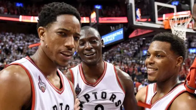 Trio Toronto Raptors: DeMar DeRozan, Bismack Biyombo (tengah), dan Kyle Lowry (kanan)