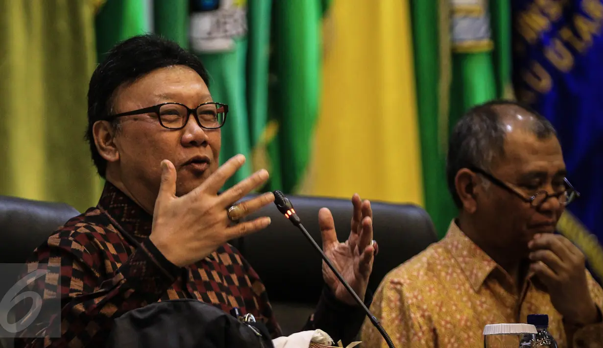 Mendagri Tjahjo Kumolo (kiri) membuka rakornas dan dialog terbuka bersama gubernur se-Indonesia di Kemendagri, Jakarta, Kamis (24/11). Rakornas ini membahas kerawanan jelang Pilkada Serentak 2017 dan penguatan Tim Saber Pungli (Liputan6.com/Faizal Fanani)