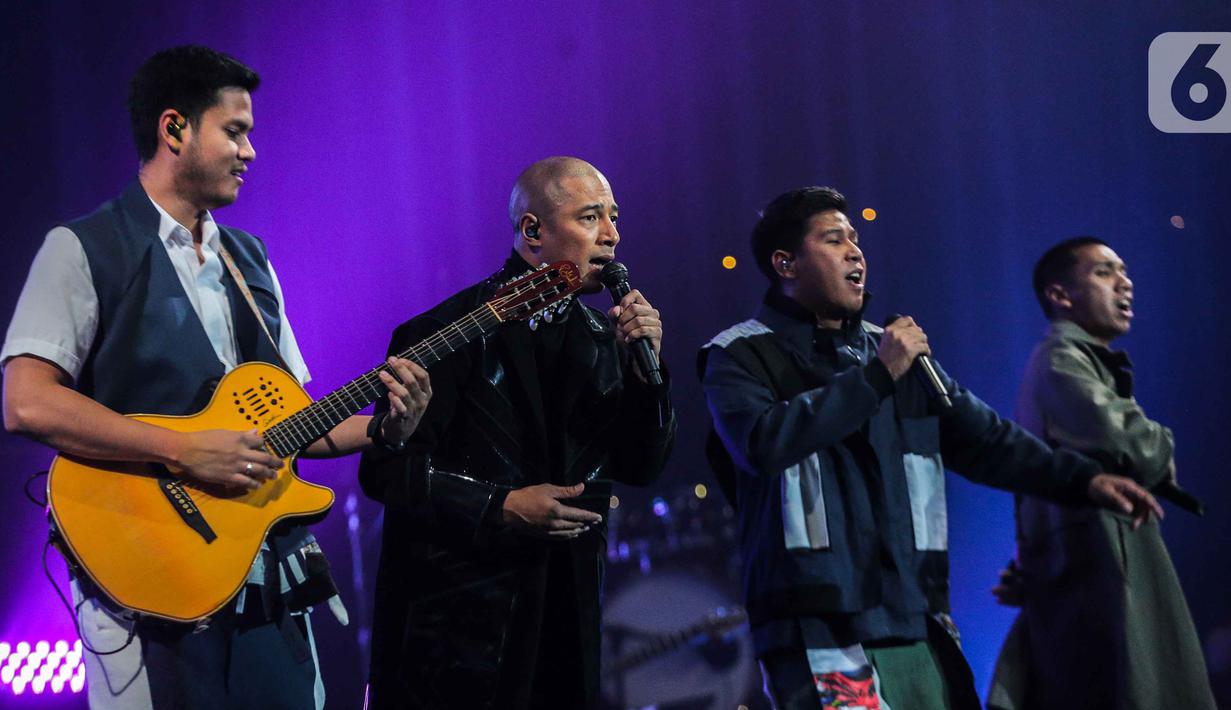 Penampilan Ran saat berduet dengan Marcell dalam konser “ Marcell Tujuh Belas" di Balai Sarbini, Jakarta, Jumat (18/10/2019). Dalam penampilannya mereka membawakan lagu hitsnya yaitu candu asmara dan pandangan pertama. (Liputan6.com/Faizal Fanani)