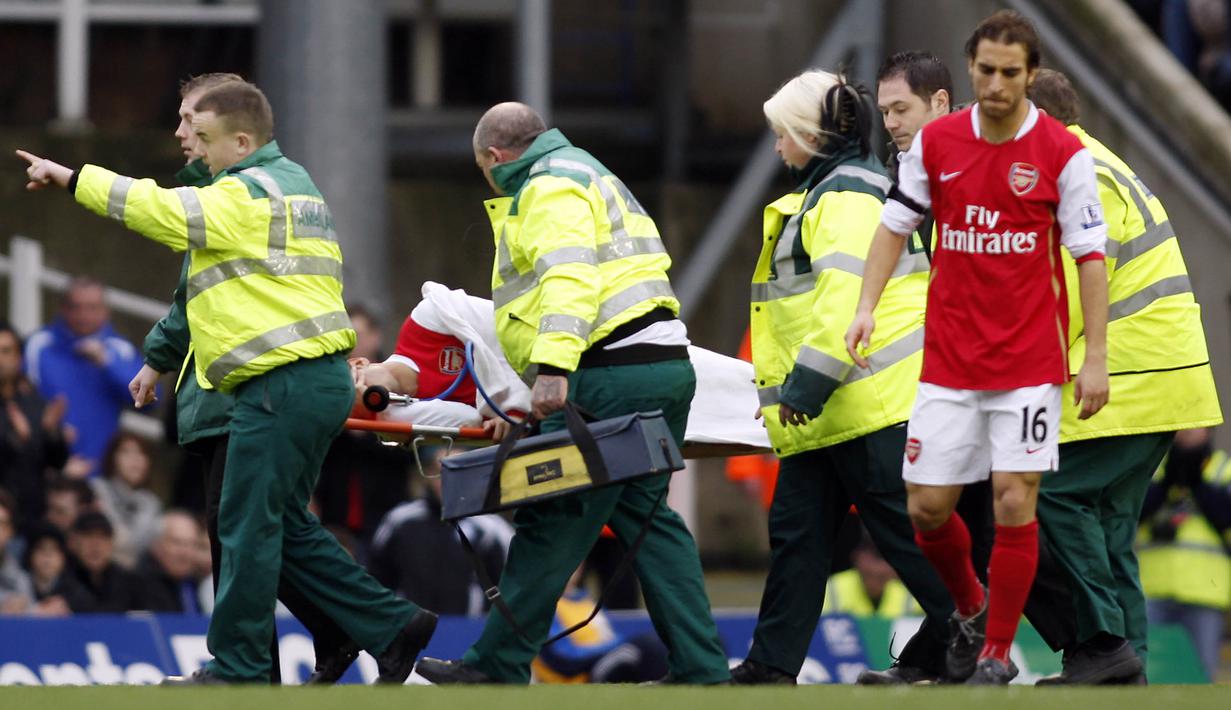 4. Eduardo Da Silva (Arsenal) - Cedera patah kaki dan dislokasi engkel saat melawan Birmingham yang membuatnya harus absen satu tahun. (AFP/Adrian Dennis)