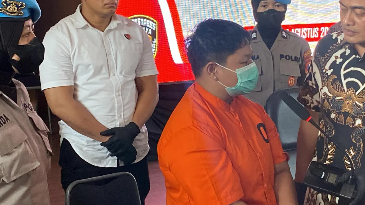 Tersangka PT diamankan di Mapolrestabes Surabaya. (Dian Kurniawan/Liputan6.com)