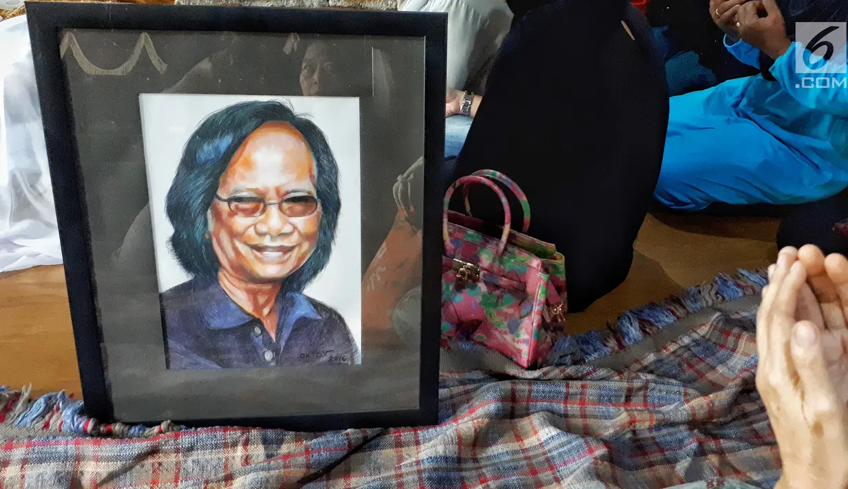 Foto gitaris dan vokalis band Koes Plus, Yon Koeswoyo, saat disemayamkan di rumah duka kawasan Pamulang, Tangerang Selatan, Jumat (5/1). Yon Koeswoyo akan dimakamkan di TPU Tanah Kusir pada Sabtu esok (6/1/2018). (Liputan6.com/Fery Pradolo)