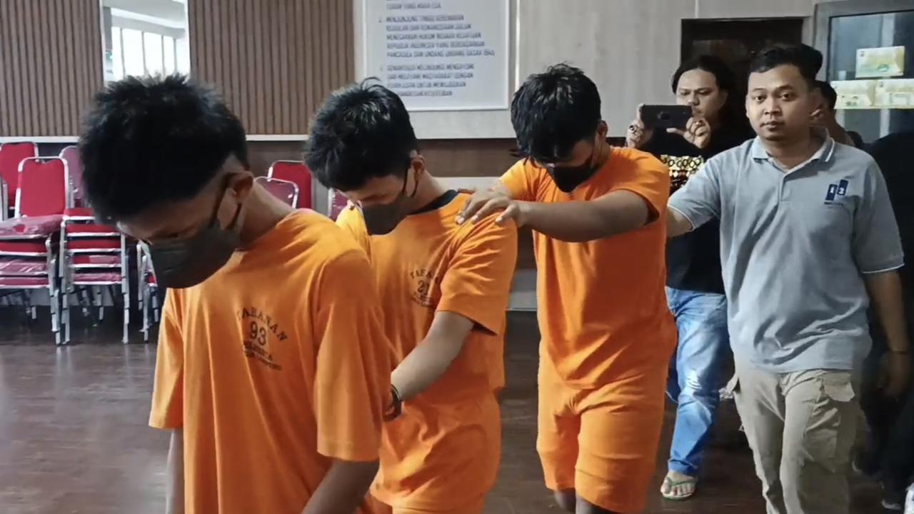 Satreskrim Polresta Bandar Lampung menetapkan tiga remaja sebagai tersangka pengeroyokan yang menyebabkan pelajar tewas dengan luka bacok. Foto : (Liputan6.com/Ardi).
