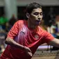 Aksi petenis meja Indonesia, David Jacobs saat menghadapi wakil China Liao Han di cabang para tenis meja TT10 Asian Para Games 2018, Jakarta, Selasa (9/10). David menyumbang emas ketujuh untuk Indonesia. (Bola.com/Vitalis Yogi Trisna)