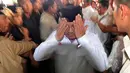 Sebelum memasuki pintu KPU, Prabowo menyempatkan untuk membaca doa. Prabowo tampak mengusap kedua tangan ke wajah usai baca doa (Liputan6.com/Johan Tallo) 