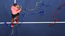 Petenis Spanyol, Rafael Nadal memeluk trofi juara AS Terbuka 2017 saat melakukan sesi foto di USTA Billie Jean King National Tennis Center,  New York, (10/9/2017). Rafael Nadal menang 6-3, 6-3, 6-4. (AFP/Jewel Samad)